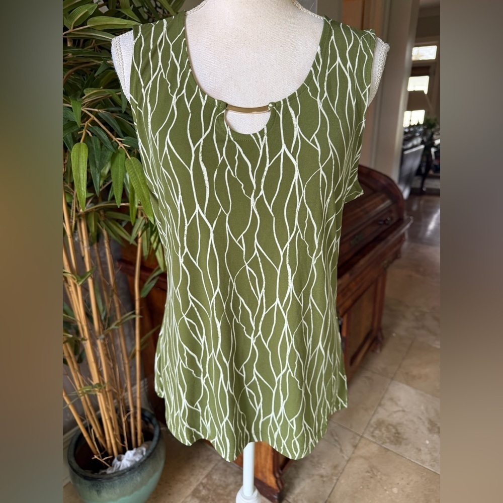TAHARI olive green and white sleeveless tank top with gold accessory NWT. Large - Picture 10 of 12